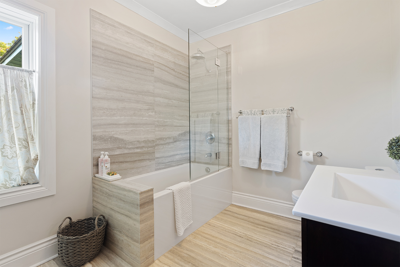 Half Glass Shower Door for Bathtub Pros and Cons – ibathtub